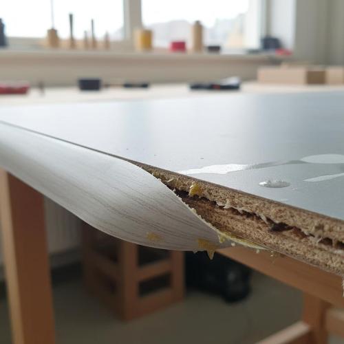 Почему отклеивается кромка: 5 главных ошибок производства и эксплуатации